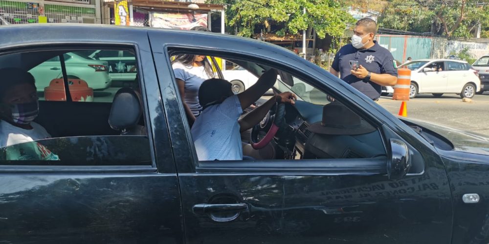 Retiran elementos de la Policía Vial polarizado excesivo en vehículos