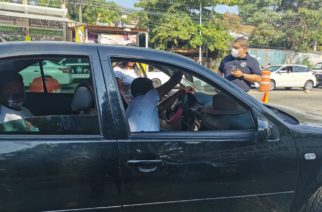 Retiran elementos de la Policía Vial polarizado excesivo en vehículos