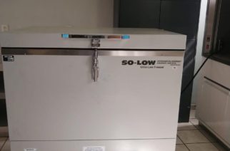 Facilita la UAGro un ultracongelador a la secretaria de salud, para resguardar las vacunas del covid-19.