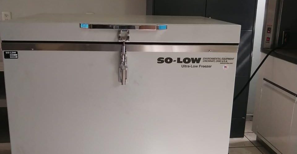 Facilita la UAGro un ultracongelador a la secretaria de salud, para resguardar las vacunas del covid-19.