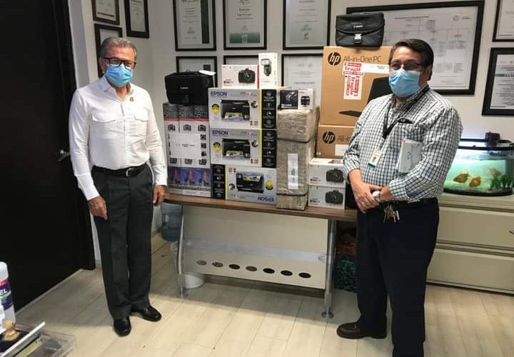 recepción y entrega de equipos de cómputo y fotografía para fortalecer al SEMEFO