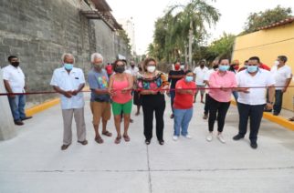 Inaugura Adela Román pavimentación de calle en La Poza