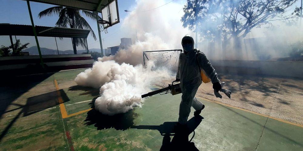 Desinfecta y fumiga Servicios Públicos calles en colonias de Acapulco