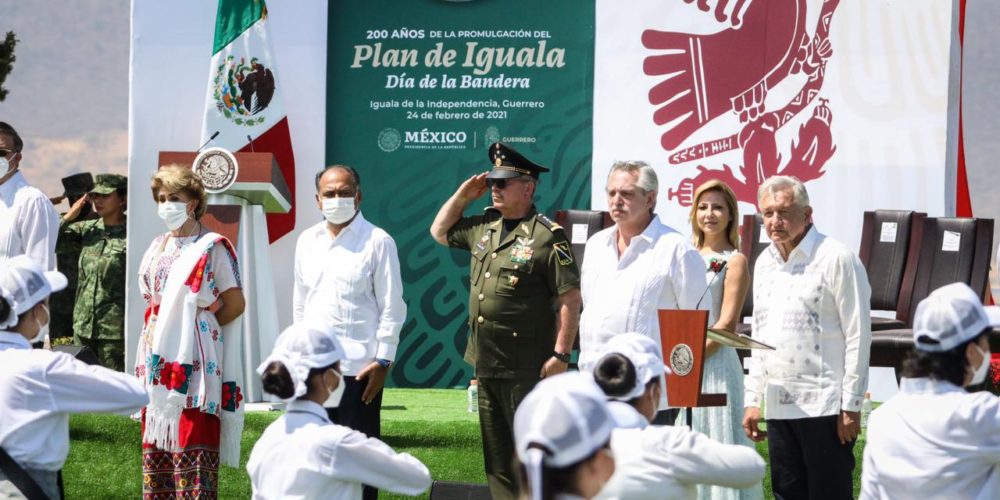 Conmemoran Andrés Manuel López y Héctor Astudillo bicentenario de la creación de la bandera y de la proclamación del Plan de Iguala