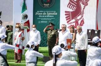 Conmemoran Andrés Manuel López y Héctor Astudillo bicentenario de la creación de la bandera y de la proclamación del Plan de Iguala