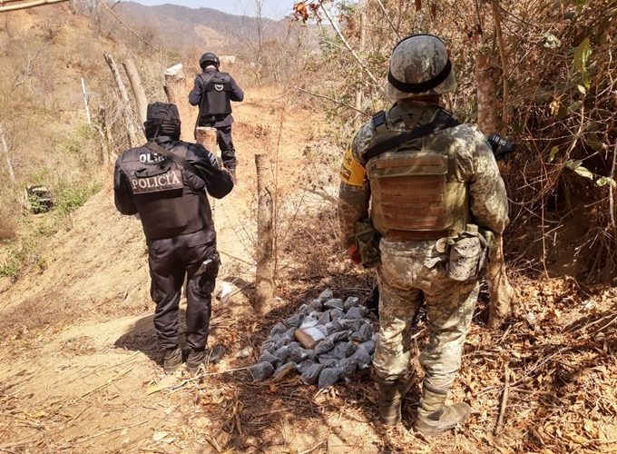 Incautan SSP y Sedena maleta con presunta droga en el Kilómetro 21