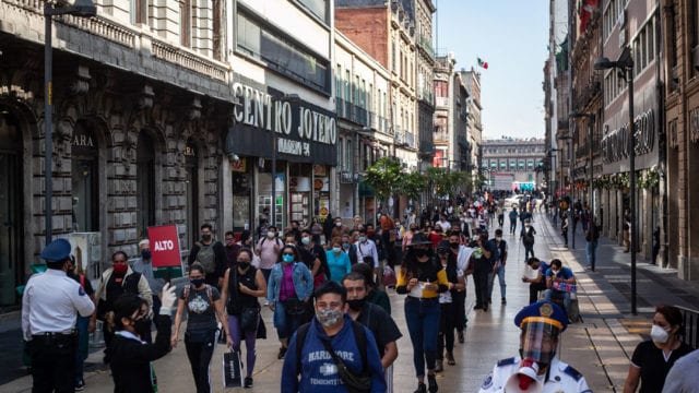 CDMX no avanza en semáforo, pero sube aforo en restaurantes