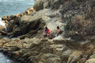 Rescatan a dos capitalinos atrapados en zona de rocas de la Isla La Roqueta