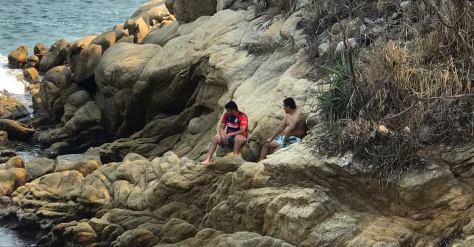 Rescatan a dos capitalinos atrapados en zona de rocas de la Isla La Roqueta