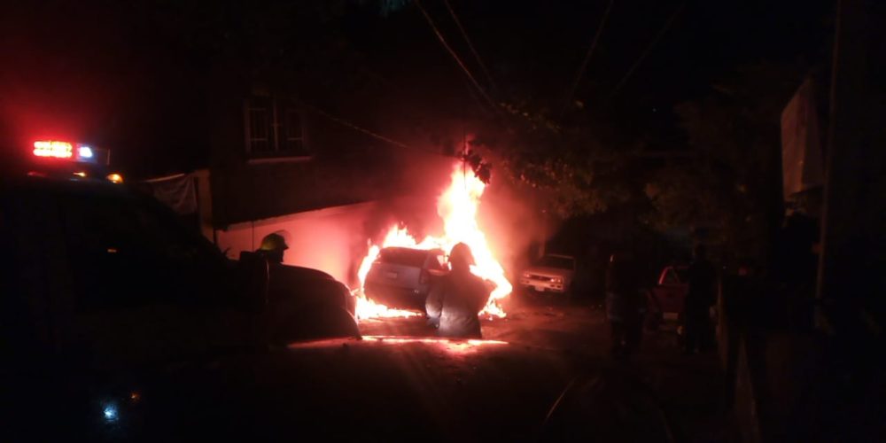 Primera lluvia del año provocó un incendio de auto en Acapulco