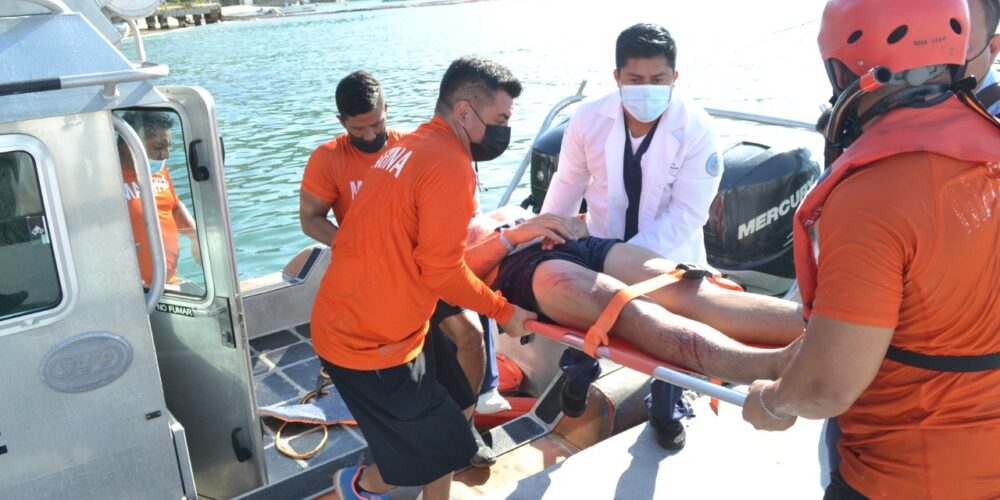 SEMAR rescata un menor de edad que cayó de una moto acuática en zona rocosa, en Acapulco