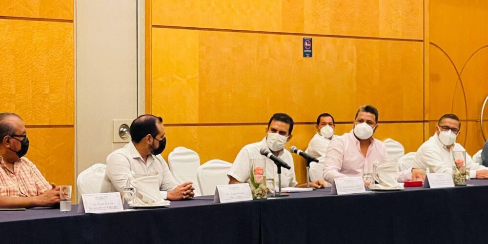 Santos Ramirez  se reúne con el sector turistico de Ixtapa-Zihuatanejo