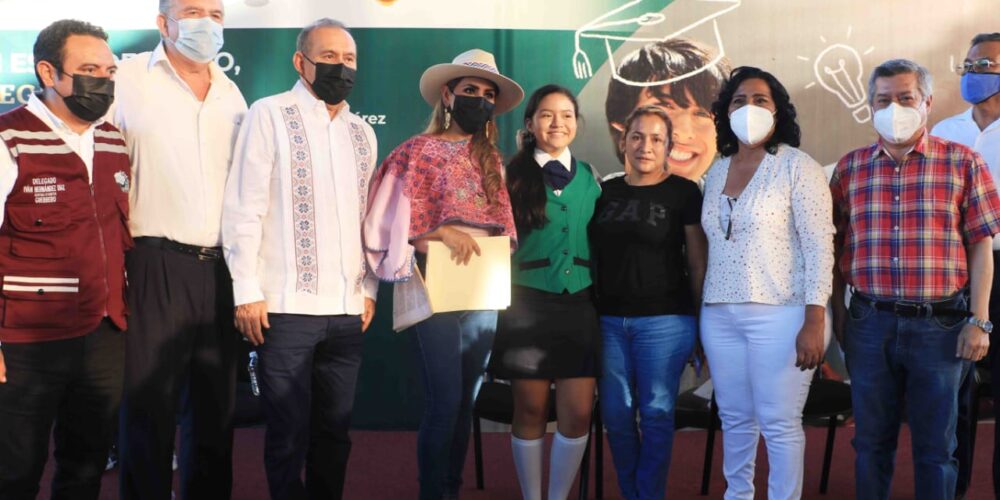 Asiste Abelina López a la entrega de becas “Benito Juárez García” junto a la gobernadora de Guerrero