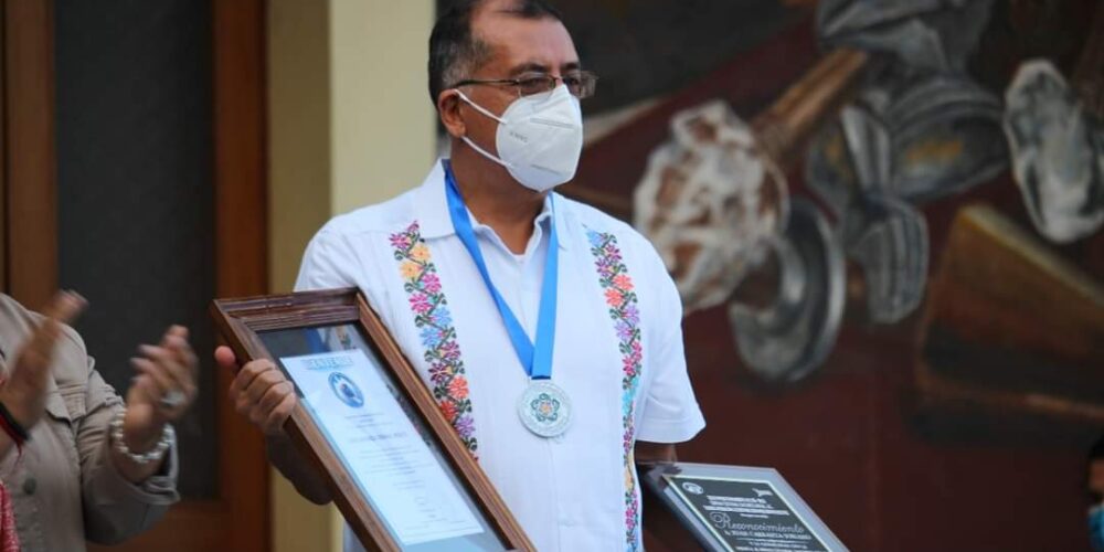 Reconocen a maestros guerrerenses con medalla al mérito cultural