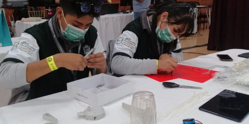 Estudiantes de Chilapa ganan el premio Biomics4education, por sus inventos en robótica