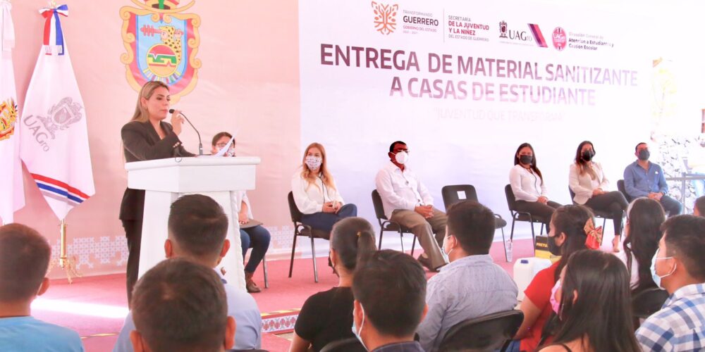 Entrega Evelyn Salgado Pineda equipo sanitizante para 73 casas del estudiante