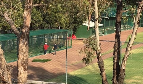 AMLO vuelve al campo de beisbol por tercer día consecutivo tras hospitalización