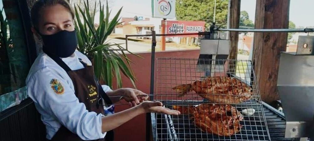 Egresada de la UTCGCC gana beca de estudio con chef de talla internacional.