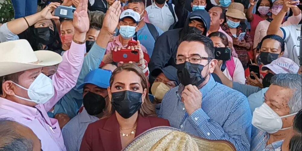 Acude Evelyn Salgado a dialogar con cetegistas que mantienen plantón en el edificio Juan Álvarez.