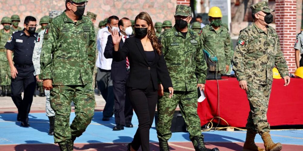 Encabeza gobernadora Evelyn Salgado con mandos militares ceremonia de destrucción de armamento decomisado y donado en Guerrero