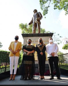 Devela Evelyn Salgado y Norma Otilia Hernández el monumento del General Nicolás Bravo rueda en el zócalo de Chilpancingo