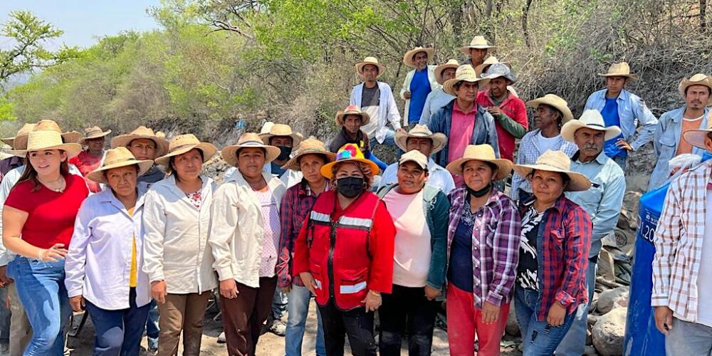 Supervisa Jiménez Montiel pavimentación de caminos artesanales en la Montaña