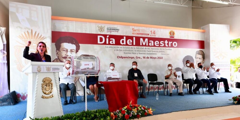 Celebra Evelyn Salgado el “Día de las y los maestros” en Guerrero
