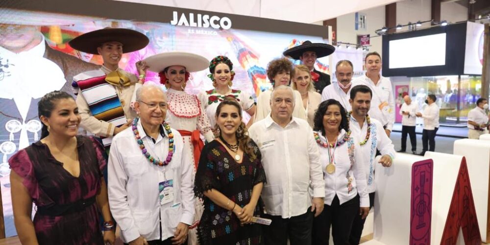 Recorrido por stands del Tianguis Turistico