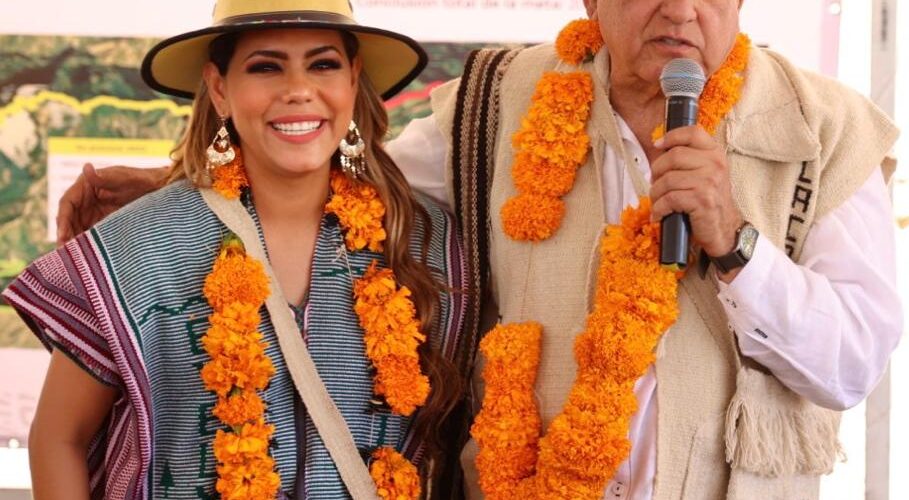 Supervisan Evelyn Salgado y el presidente López Obrador avances del programa de pavimentación de caminos artesanales en la Montaña de Guerrero