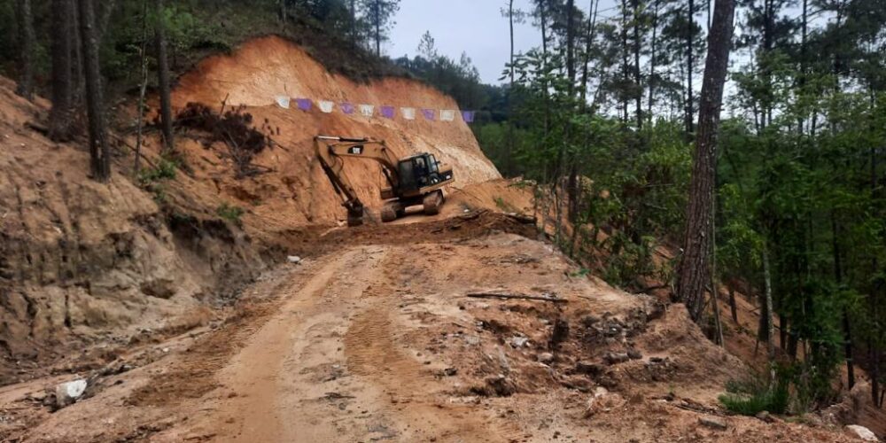 Restablecen circulación vehicular tras derrumbe de cerro por lluvias en Cochoapa el Grande