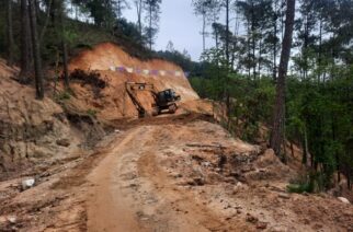 Restablecen circulación vehicular tras derrumbe de cerro por lluvias en Cochoapa el Grande