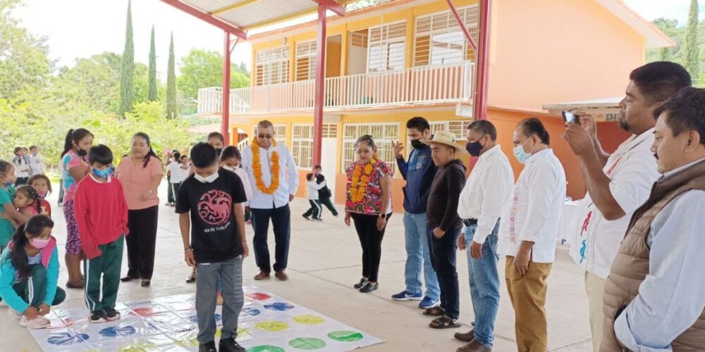 La titular de la SAIA, Reyna Mejía Morales entregó en Tlapa, juegos didácticos escritos en lenguas maternas de Guerrero