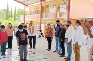 La titular de la SAIA, Reyna Mejía Morales entregó en Tlapa, juegos didácticos escritos en lenguas maternas de Guerrero