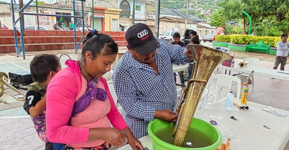 La SAIA llevó a cabo en Copanatoyac, un taller de reparación de instrumentos de “Música de viento”