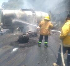 SPCGRO atiende incendio de pipa en Avenida Escénica en Acapulco