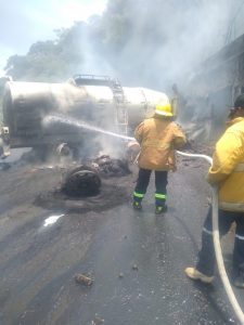 SPCGRO atiende incendio de pipa en Avenida Escénica en Acapulco
