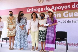 Entrega Evelyn Salgado apoyos del programa pensión Guerrero a adultos mayores de 63 y 64 años