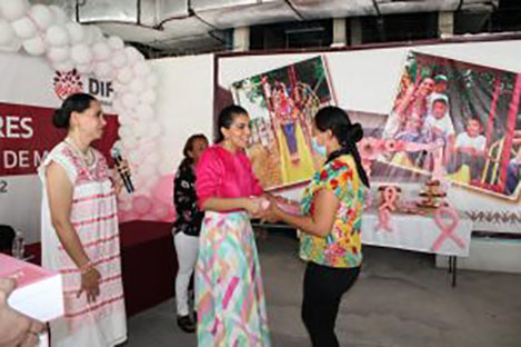 Entrega DIF Guerrero prótesis mamarias a pacientes con cáncer de mama