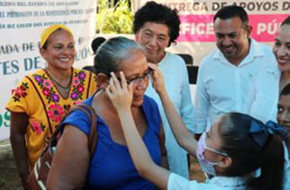 Entrega Secretaría de Salud apoyos visuales de la beneficencia pública en Marquelia