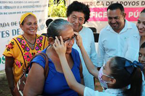 Entrega Secretaría de Salud apoyos visuales de la beneficencia pública en Marquelia