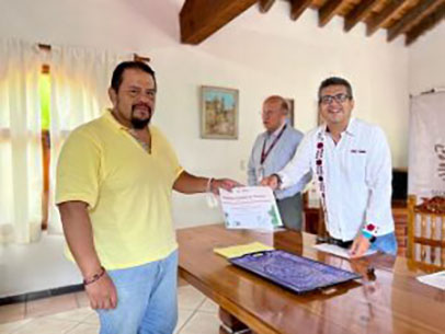 Entrega SECTUR Guerrero a empresarios de Taxco constancias del registro estatal de turismo