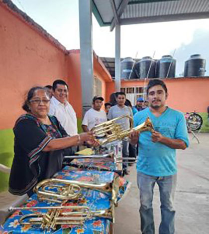 Entrega titular de SAIA instrumentos musicales a habitantes de Atzacoaloya