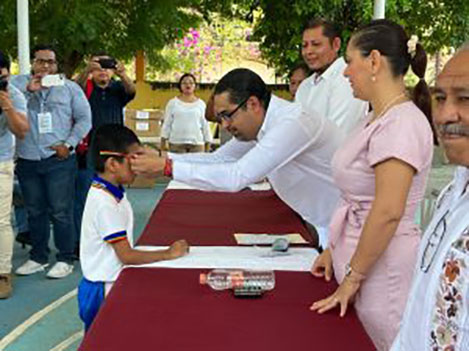 SEG a través del programa “ver bien para aprender mejor”, entrega lentes a estudiantes de la Costa Grande