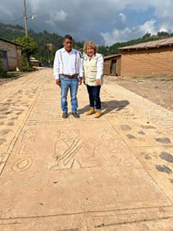 Supervisa titular de la SDUOPYOT pavimentación de caminos artesanales en la región de la montaña