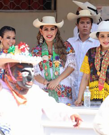 En un hecho inédito, en el paseo del pendón, Evelyn Salgado, convive durante todo el desfile con las danzas, en la fiesta más importante de Chilpancingo