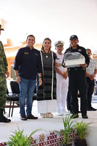 Entrega Evelyn Salgado patrullas, equipo y uniformes a personal de seguridad pública de Zihuatanejo
