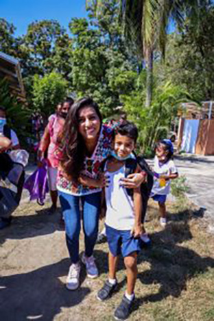 Entrega Liz Salgado mochilas y útiles escolares a niñas y niños de la zona rural de Acapulco