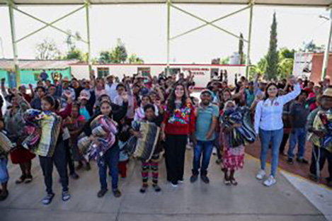 Entrega presidenta del DIF Guerrero, Liz Salgado cobijas y cobertores del programa “Cobijando Guerrero” a familias de la Sierra de Guerrero