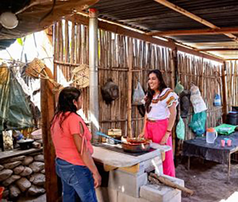 Supervisa Liz Salgado pineda instalación de proyecto de estufas ecológicas en Chilapa