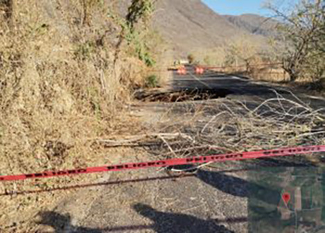 Atiende y rehabilita Gobierno del Estado socavón en carretera Huamuxtitlán-Cualac, en la Región de la Montaña